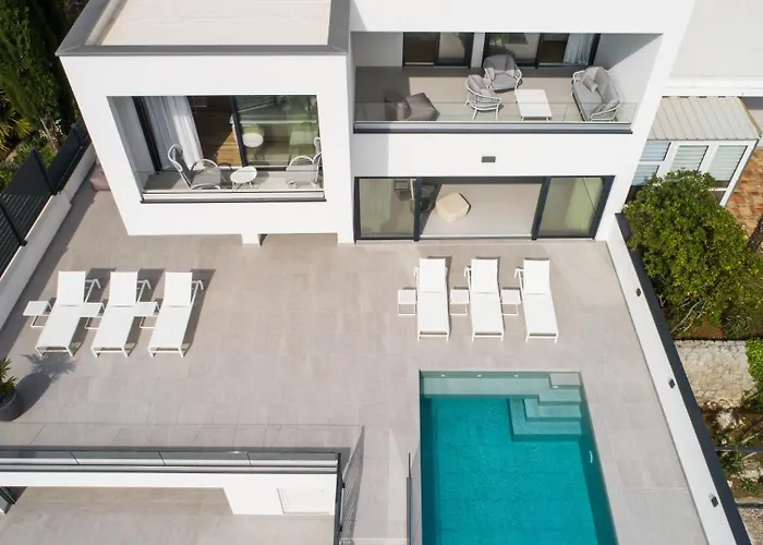 Villa Luxury With Pool By Guide
