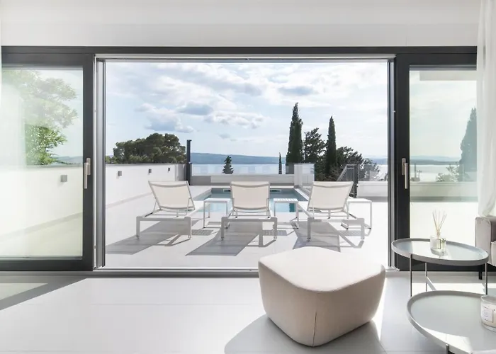 Villa Luxury With Pool By Guide