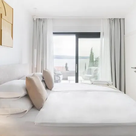 Luxury With Pool By Guide Villa *