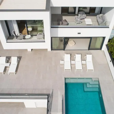 Villa Luxury With Pool By Guide