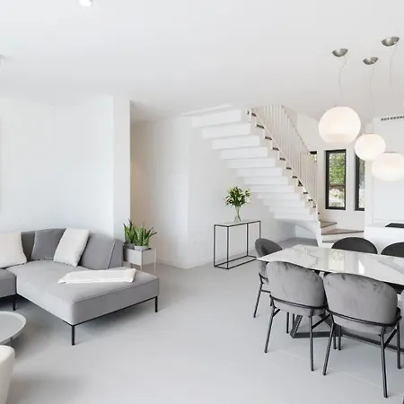 Villa Luxury With Pool By Guide *