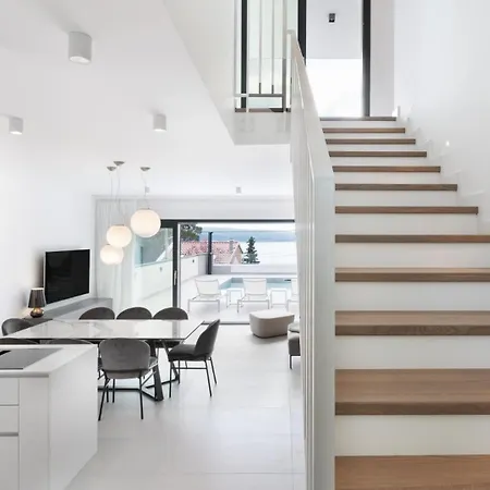 Luxury With Pool By Guide Villa